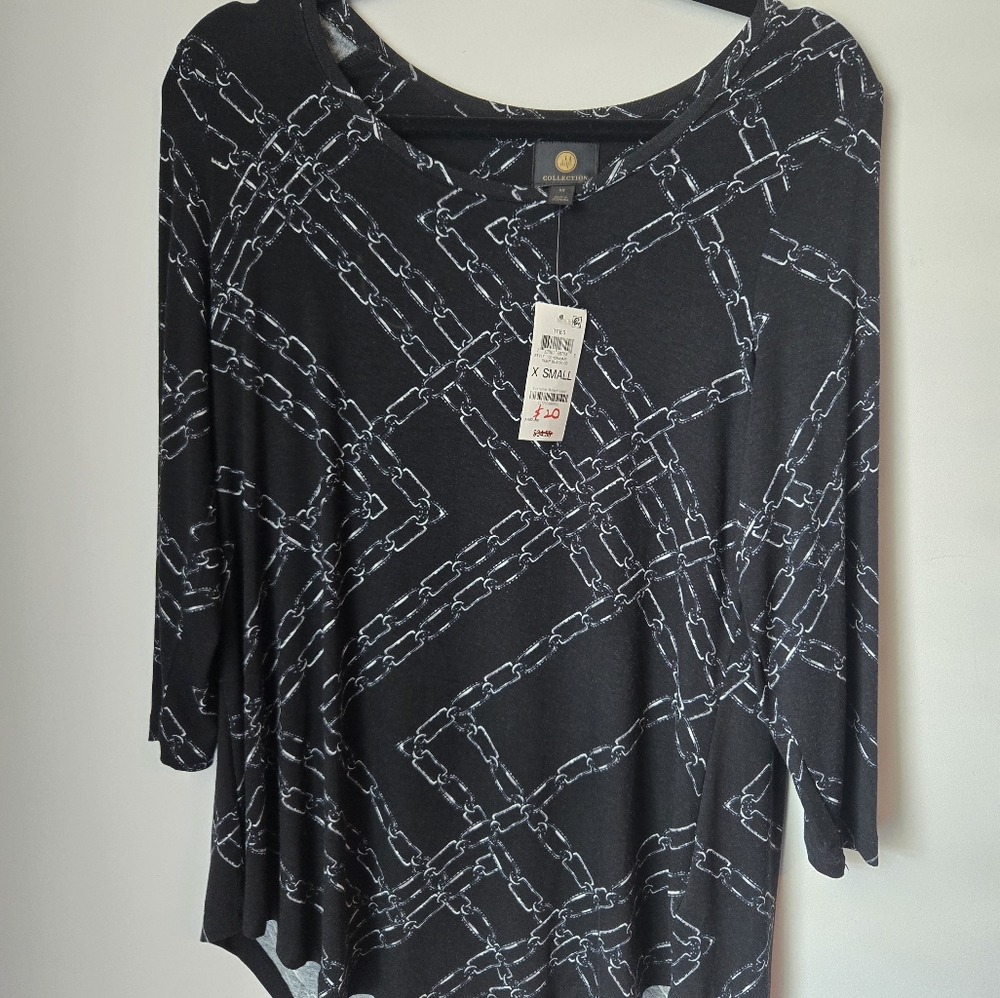 Collection XS black and white top.